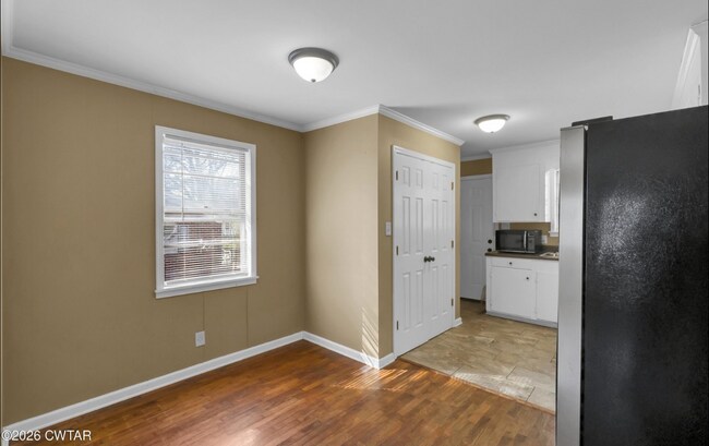 Building Photo - 927 E College St