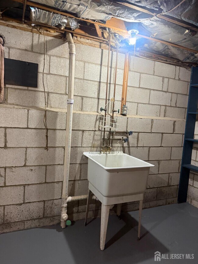 Building Photo - 710-712-712 Drake Ave