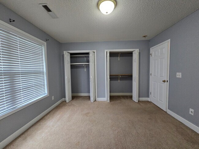 Building Photo - 3563 Beacon Dr