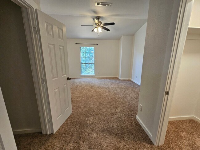Building Photo - Recently rehabbed. Available now
