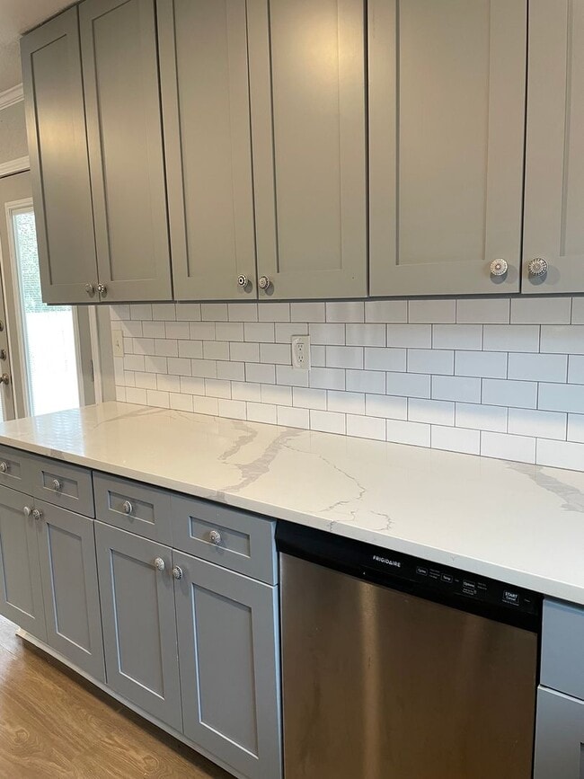 Building Photo - Available Now! Updated and Upgraded 3 Bed/2 Bath_Lawn Care Included