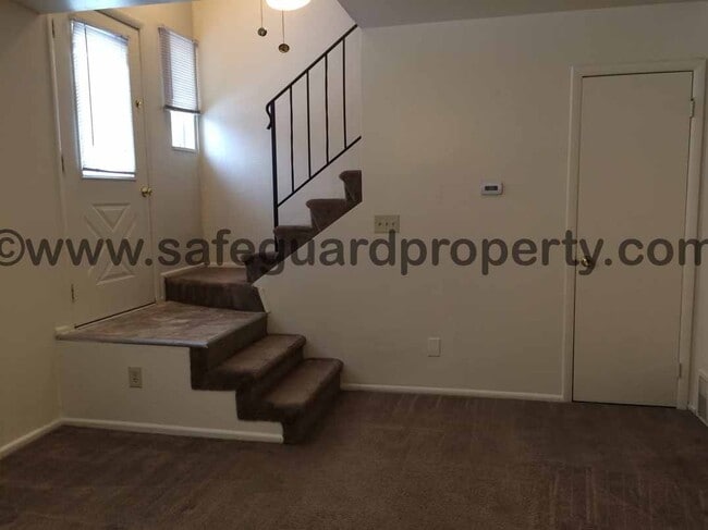 Building Photo - Spacious 3 Bedroom Townhome