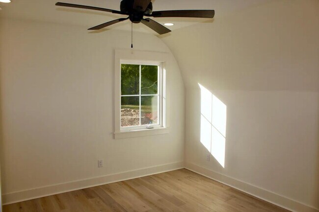 Building Photo - 54 Davis St