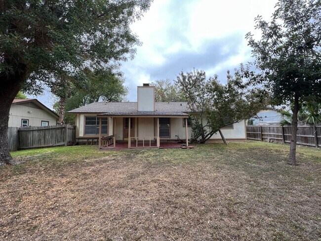 Building Photo - LOVELY 3 BEDROOM 2 BATH HOME IN NORTH EAST...