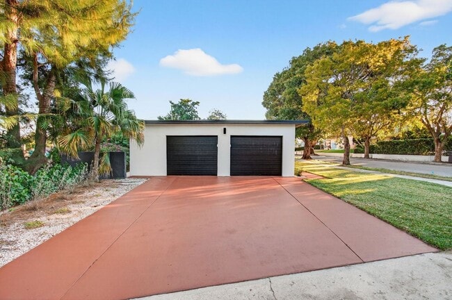 Building Photo - 2 BEDROOMS 1 BATHROOM!