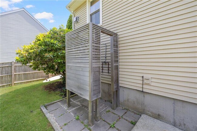 Building Photo - 30 Lock Ln