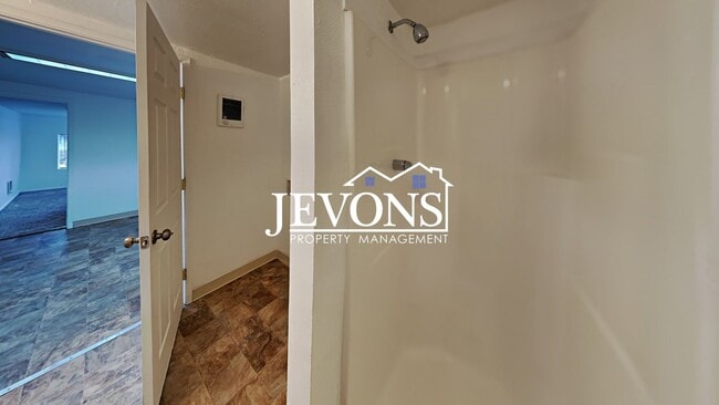 Building Photo - Two-story home just minutes from Yakima Valley College.