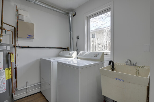 washer dryer room - 2042 Pathways Dr