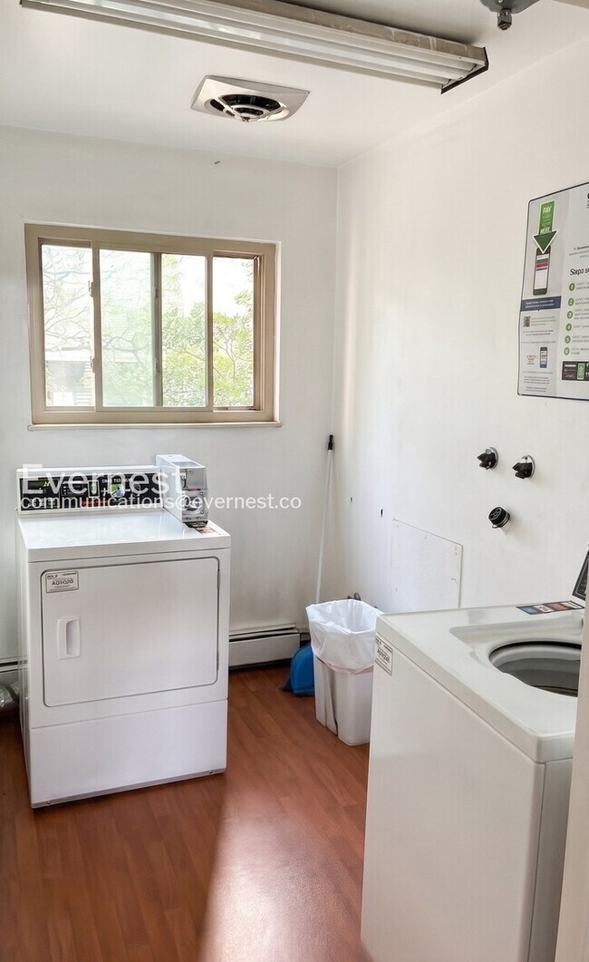 Building Photo - 2 Bed/1 Bath Condo with Off-Street Parking / Available Now!
