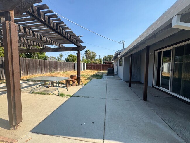 Building Photo - Beautiful single-story home with 4 bedroom...