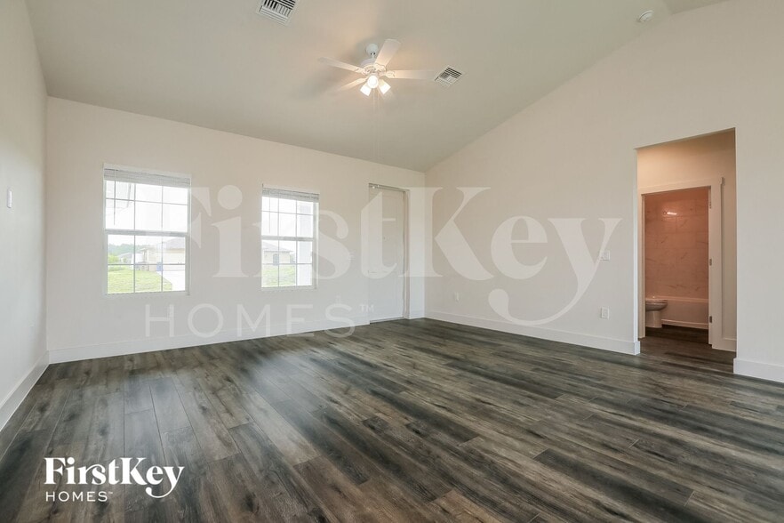 Building Photo - 562 Pachman Cir