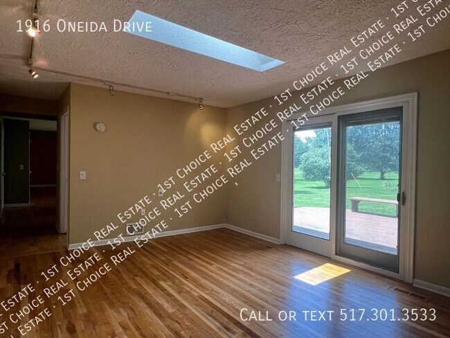 Building Photo - 1916 Oneida Dr