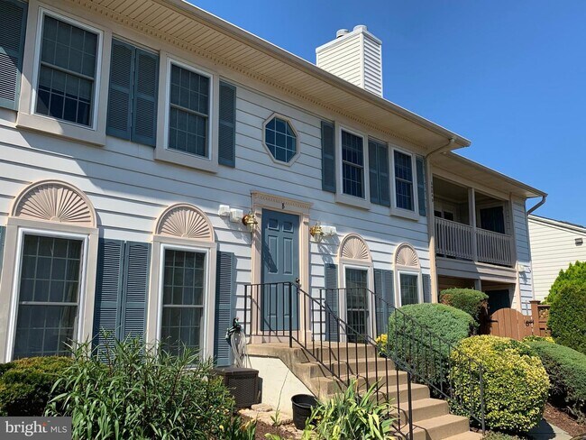 Building Photo - 6084B Essex House Square