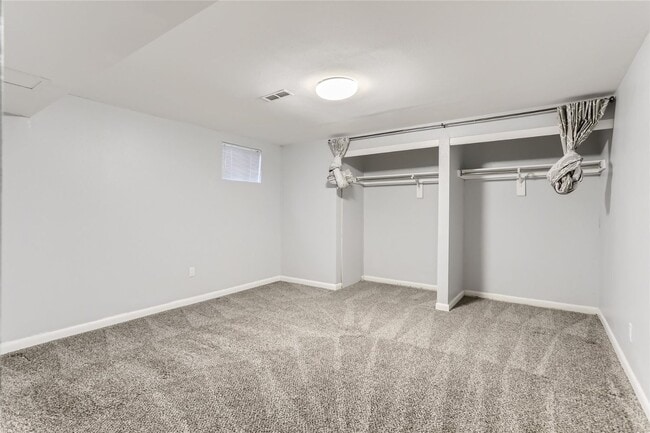 Building Photo - Spacious 5 Bedroom 2 Bath Single Family Home