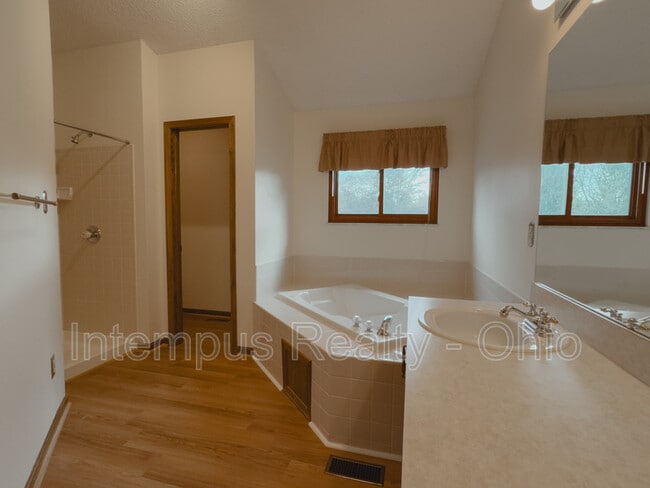 Building Photo - 370 Glenside Ln