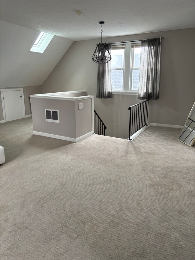 Building Photo - 5 Bedroom Single Family House