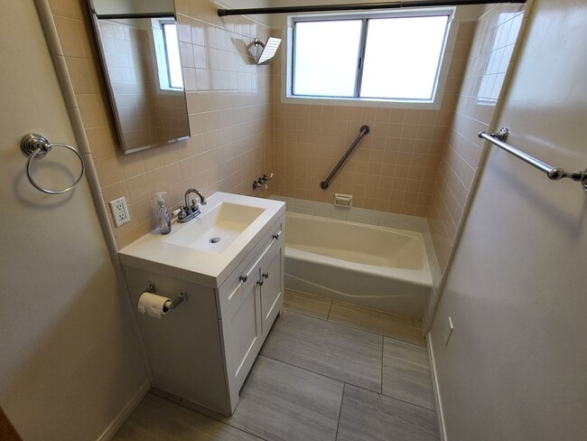 Building Photo - Beautiful Remodeled 3bd 2ba House in Wiseburn district