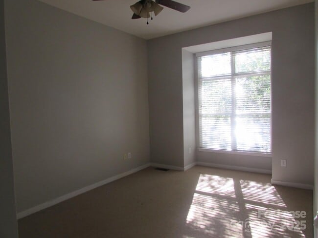 Building Photo - 2125 Southend Dr