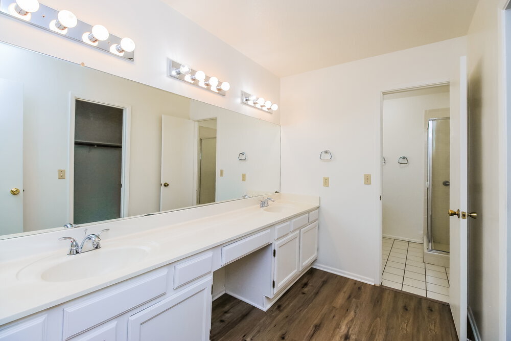 Building Photo - 4837 E Grandview St