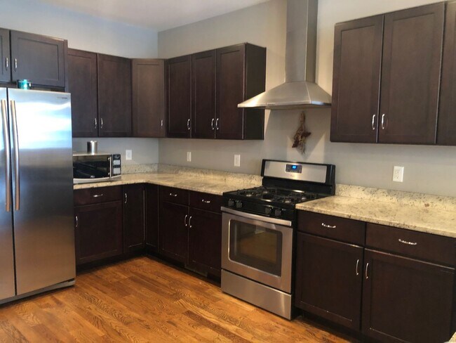 Building Photo - Stunning home in Historic West Town!