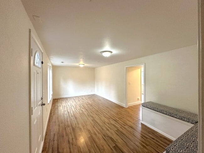 Building Photo - 5 bedrooms and a 3 car garage in Universit...