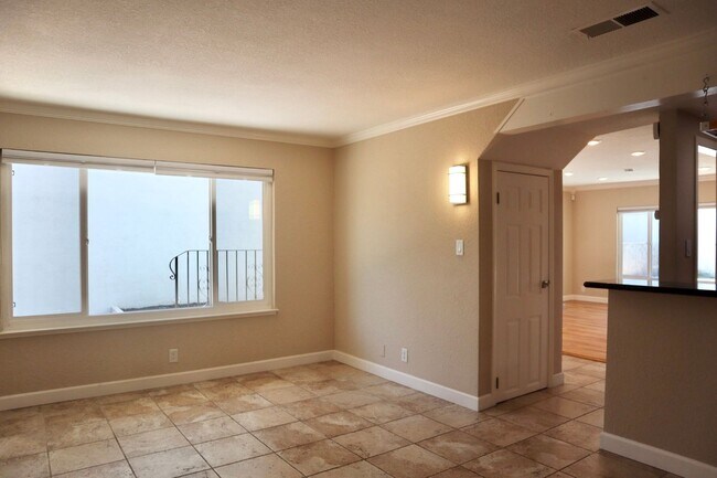 Building Photo - Gorgeous 4-bedroom home with pool – Lakesh...