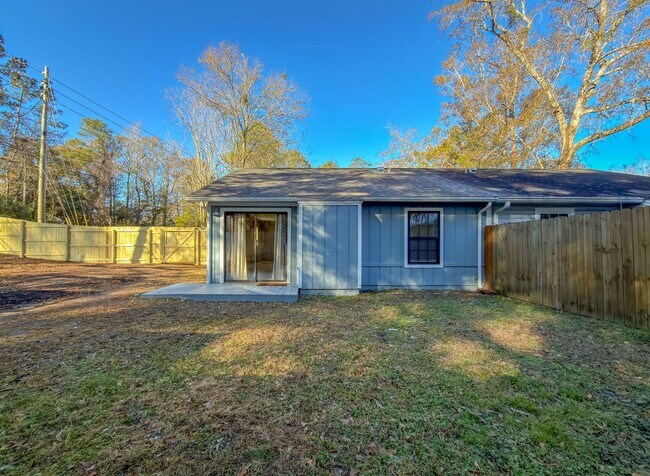 Building Photo - LOVELY & Modern NW 2/1 w/ New Flooring & Huge Privacy Fenced Yard that Inc Lawn Maintenance! Avai...