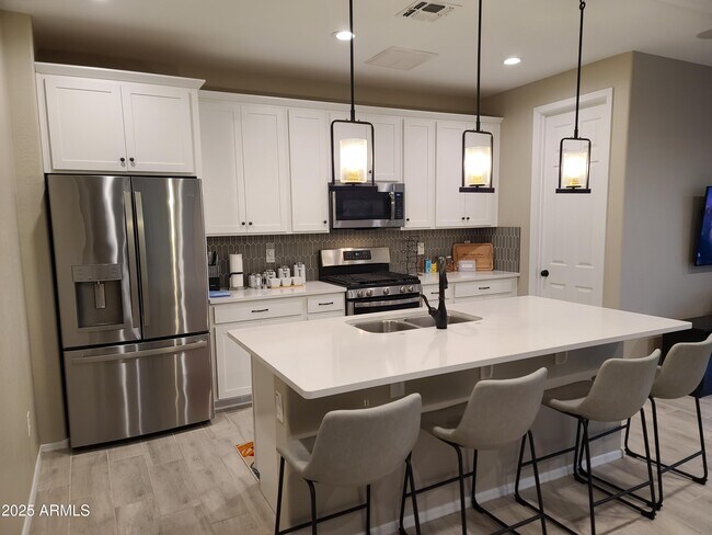 Building Photo - 1666 E Lee Dr