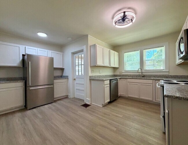 Building Photo - 1/2 MO/OFF SPECIAL - 3 bed/1 bath Fenced yard - Storage/Garage