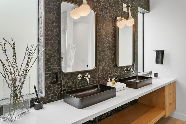 Building Photo - 4002 N 33rd Pl