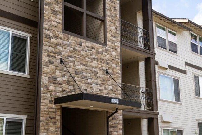 Building Photo - 1 bedroom Townhome with attached garage