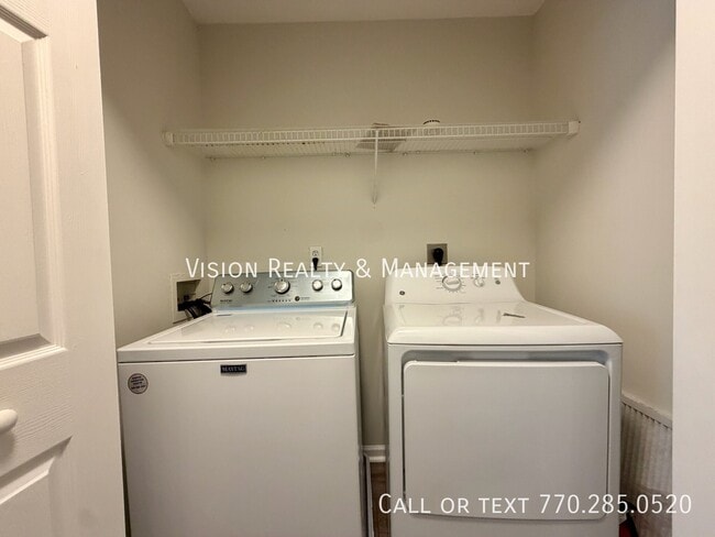 Building Photo - 2084 Manhattan Pkwy