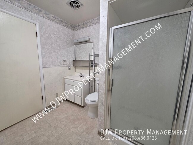 Building Photo - 624 W Linden St