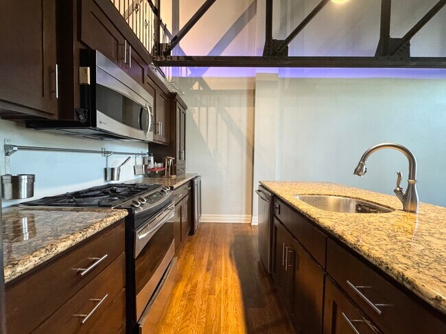 Building Photo - 1715 Summit St