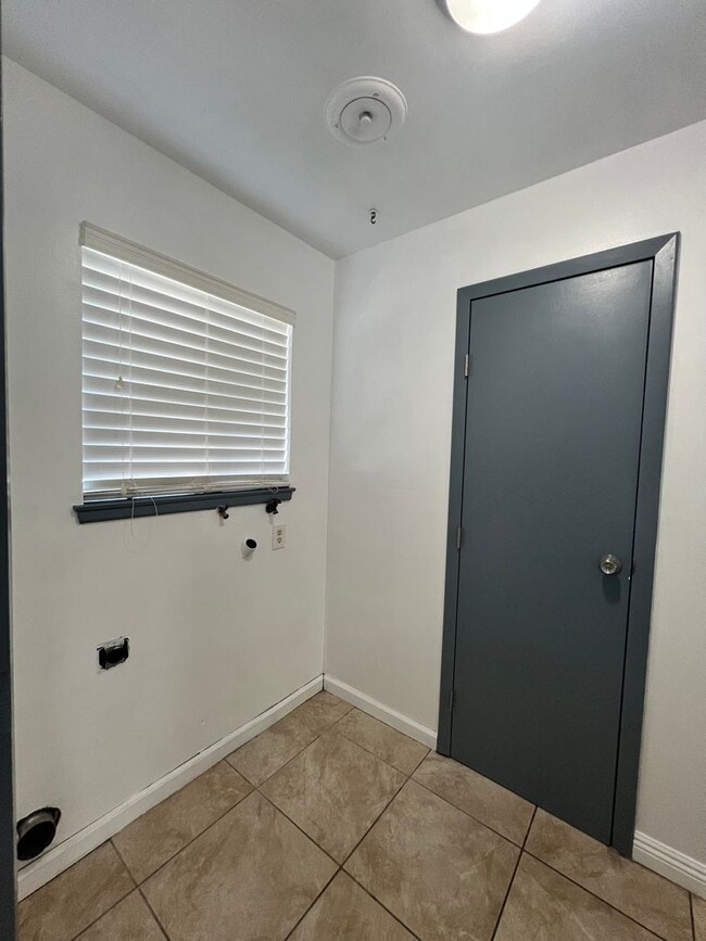 Building Photo - For Rent:  2BR/1.5BA Condo Near Fresno Sta...