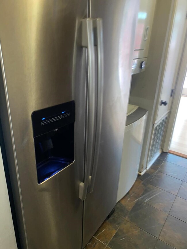 Building Photo - 2100 Tanglewilde St