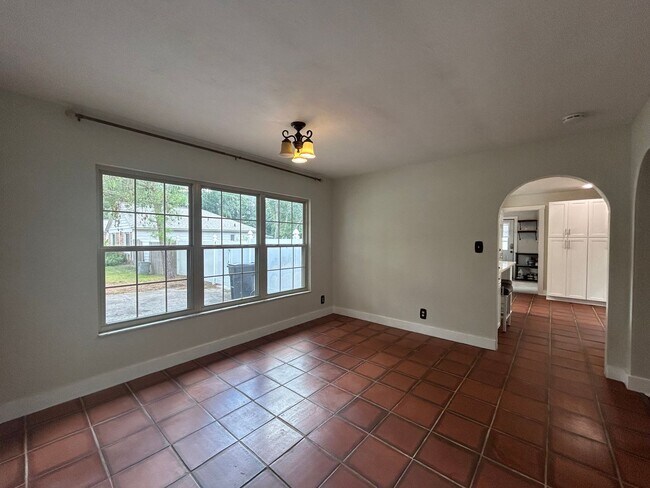 Building Photo - STUNNING 4BR/2BA Home with PRIVATE POOL & ...