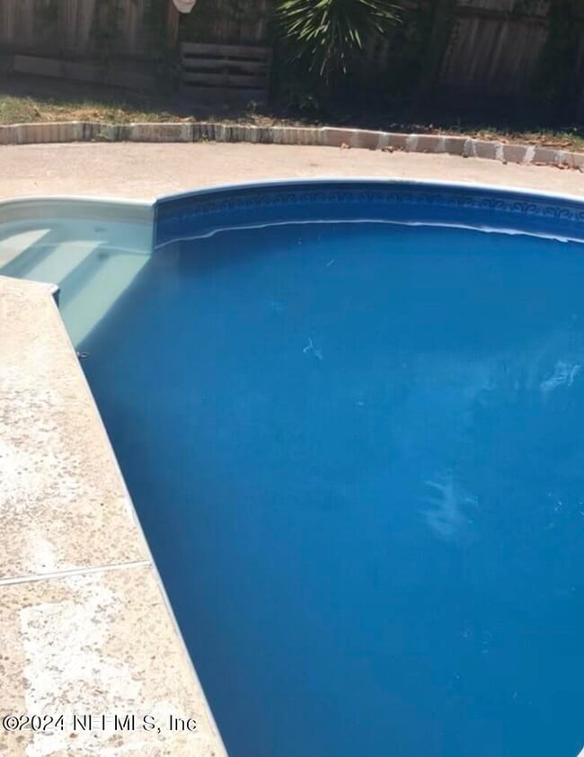 Building Photo - 421 Parkwood Dr