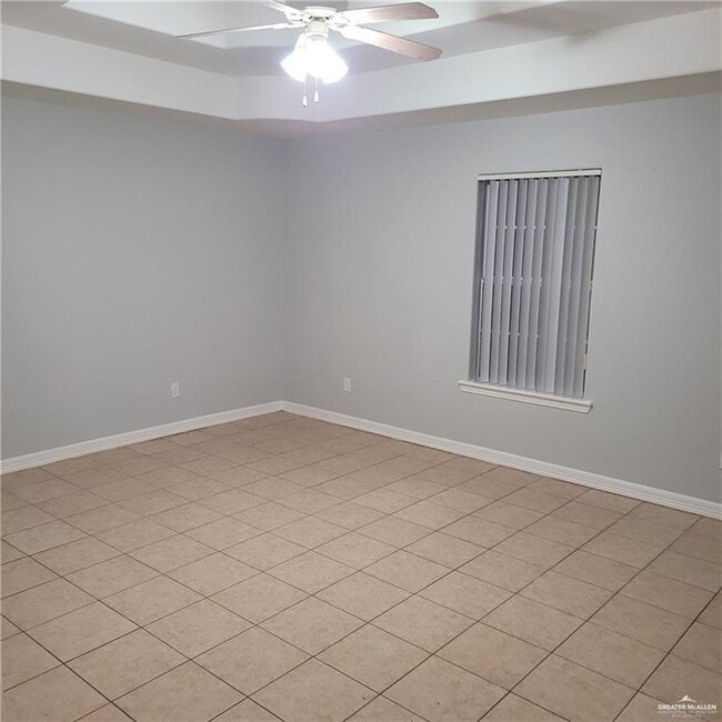 Building Photo - 7 W Candlelight Ln