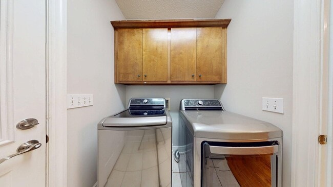 Building Photo - One Level 4 Bedroom Brick Home on N. Colle...