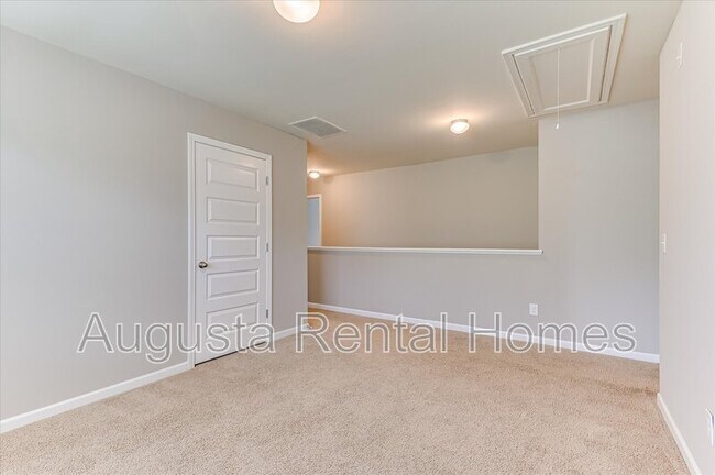 Building Photo - 5060 Vine Ln