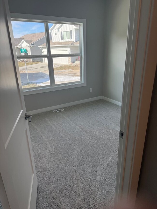 Building Photo - Spacious home in a desirable neighborhood