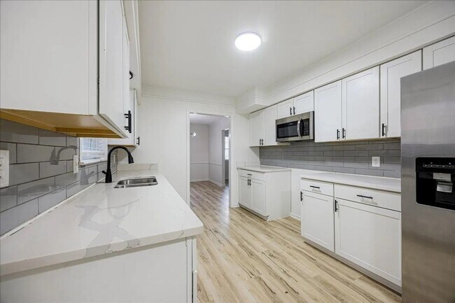 Building Photo - Newly Renovated Home for Rent in Great and Quiet Neighborhood!