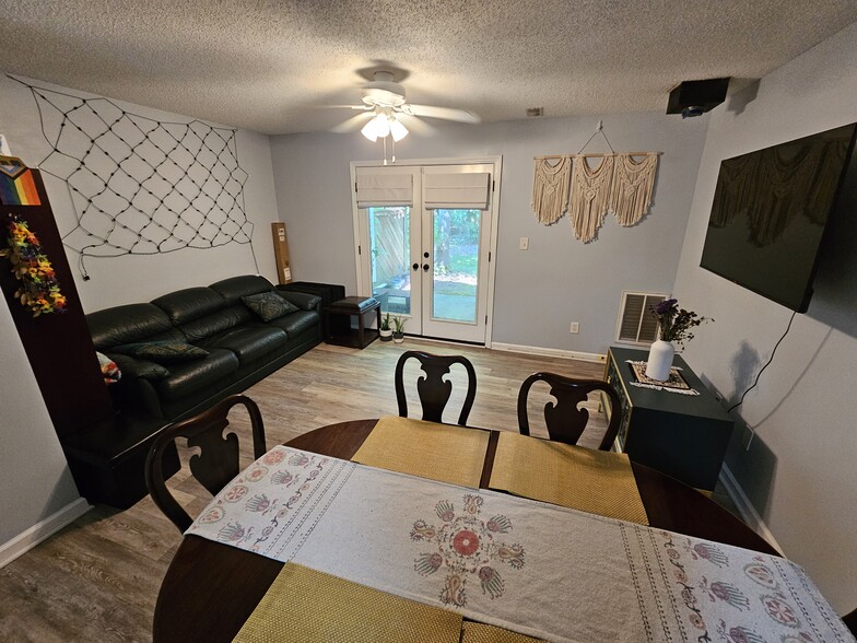 Building Photo - 117 Forest Oaks Dr