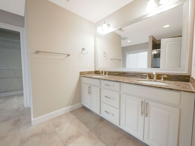 Building Photo - 4 Bed and 2.5 Bath Beautiful Single-family...