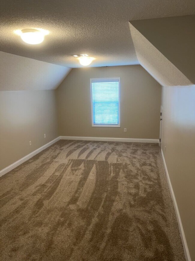 Building Photo - 186 Bristol Way