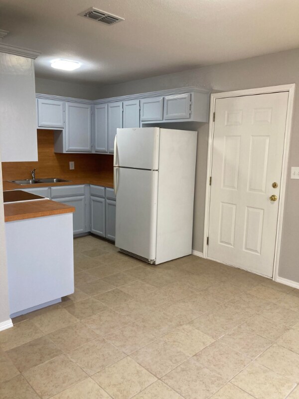 Building Photo - 521 Amigos Ln