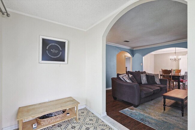 Building Photo - Amazing Historic 1940's Home in Original C...