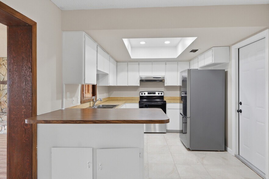 Building Photo - 14505 Farm Hills Pl