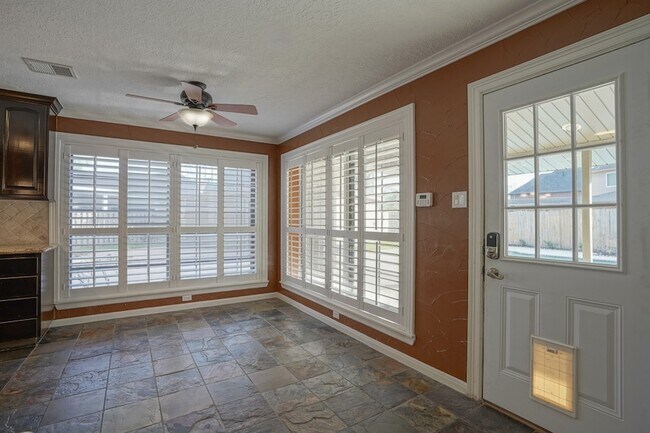 Building Photo - 2108 Lakeway Dr